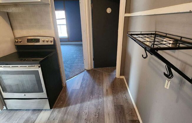 2 beds, 1 bath, $695, Unit 315