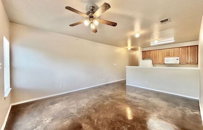 Conveniently located townhome in Universal City!
