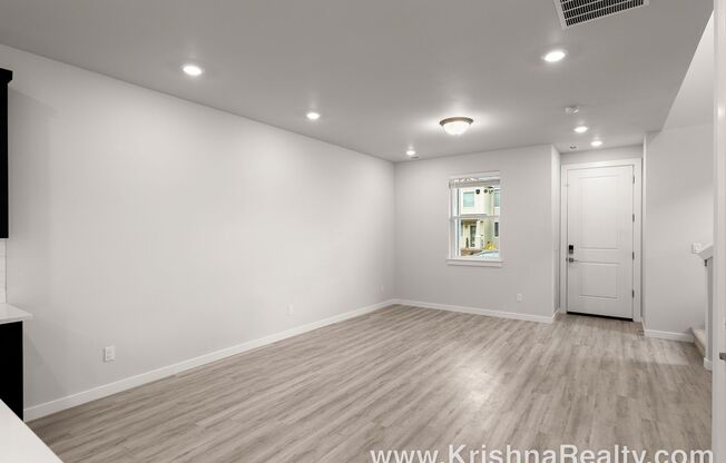 Beautiful 3-Bed | 2.5-Bath Townhome | Expansive Private Outdoor Space | Reeds Crossing