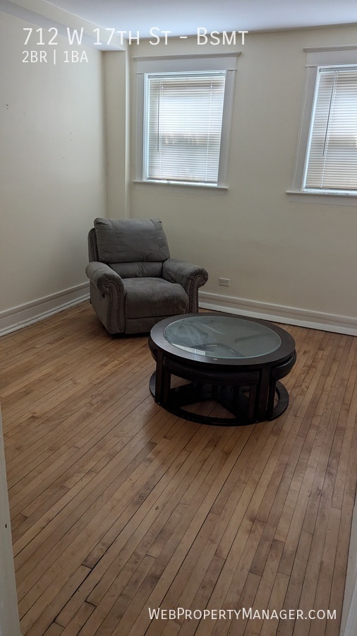 712 W 17 ST