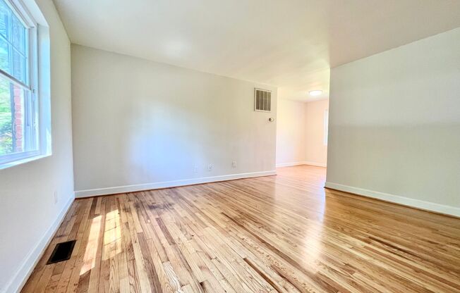 1 bed, 1 bath, 573 sqft, $850, Unit 3513B Pkwd