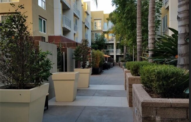 2 beds, 2 baths, 1,050 sqft, $3,100