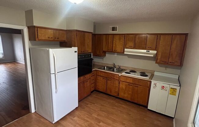 2 beds, 1 bath, $975, Unit Apt 3