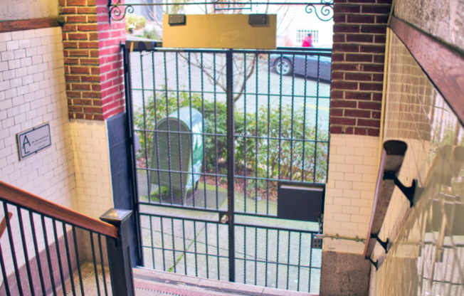 Studio, 1 bath, 305 sqft, $1,195, Unit 110