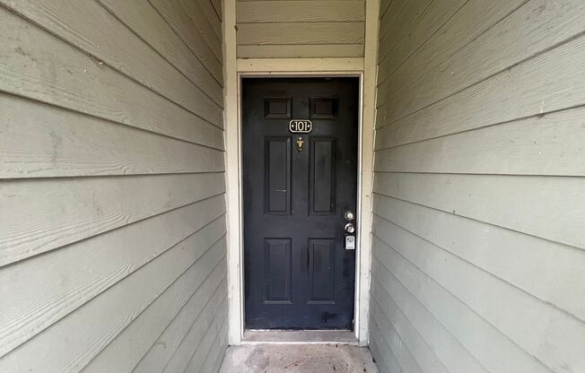 Great 1/1 condo in gated community!