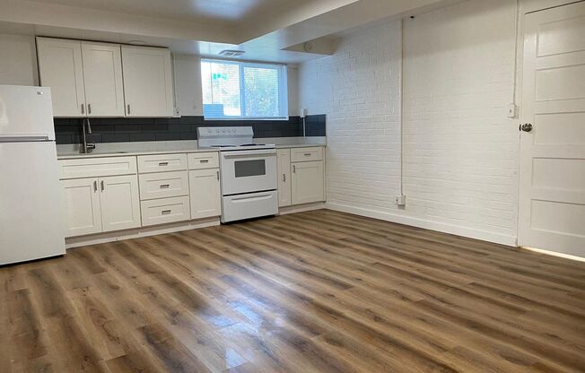 Fully Remodeled Great 2 bedroom apartment in a Great Auburn Location!