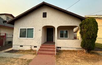 2 bedroom, 1 bath Front unit of Duplex - **PROMOTION 1/2 OFF ON 1st MONTH'S RENT- READY NOW FOR MOVE-IN !