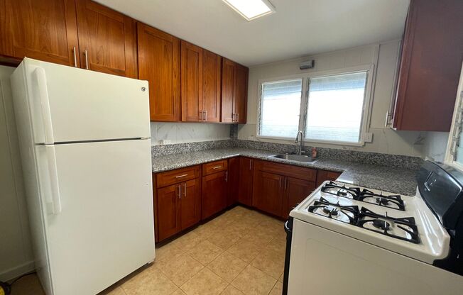 Renovated 3 bedrooms, 2 baths unit (Duplex) w/2 open parking stalls - Avail now