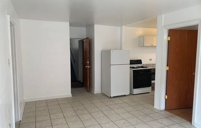 3 beds, 1 bath, $2,195, Unit 206D