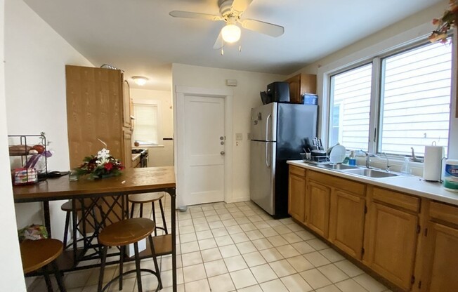 3 beds, 1 bath, $3,600, Unit 2