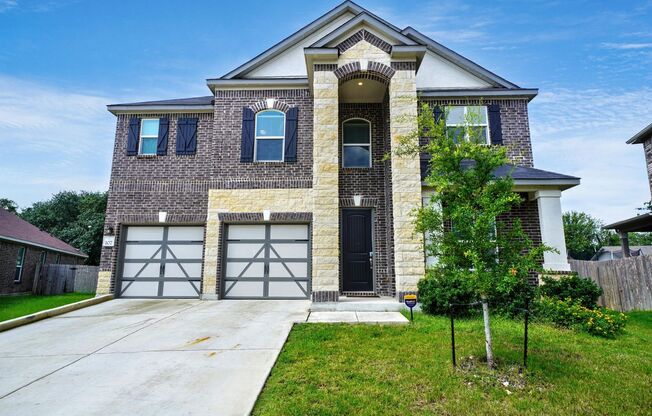 Beautiful 3-Bedroom Home with Flex Space in Universal City - Realtor Commission: $500