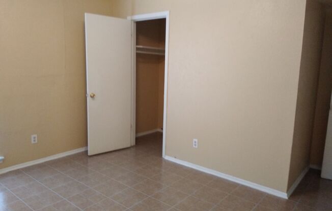 3 beds, 1 bath, 840 sqft, $995, Unit 12-1526 D