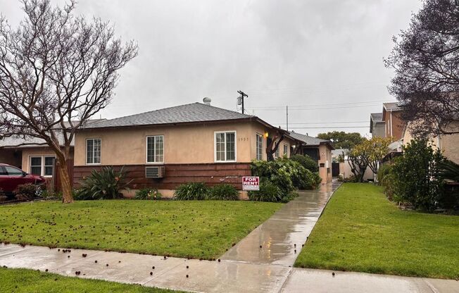 Charming 1-bedroom, 1-bath apartment located in a desirable area of Burbank.