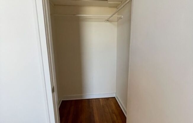 1 bed, 1 bath, $1,800, Unit Apt 4 - 24 Bay Ave