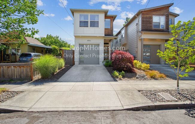 Stunning Home in St. Johns! Three Bedroom, Two and Half Baths with A/C!
