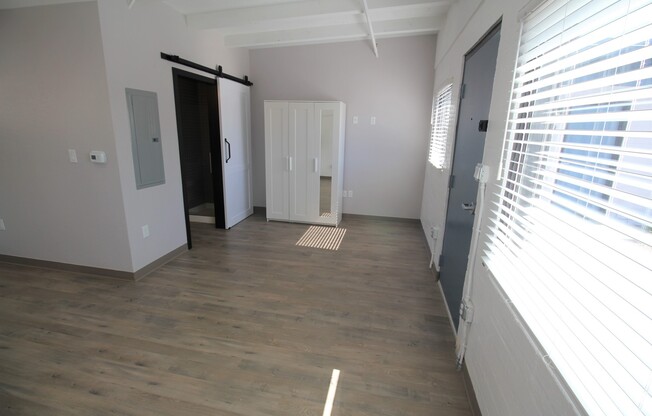 Studio, 1 bath, 375 sqft, $895, Unit 1