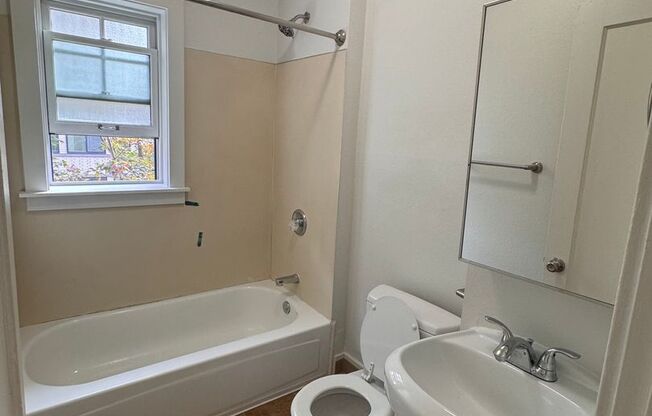 Studio, 1 bath, 400 sqft, $875, Unit 301