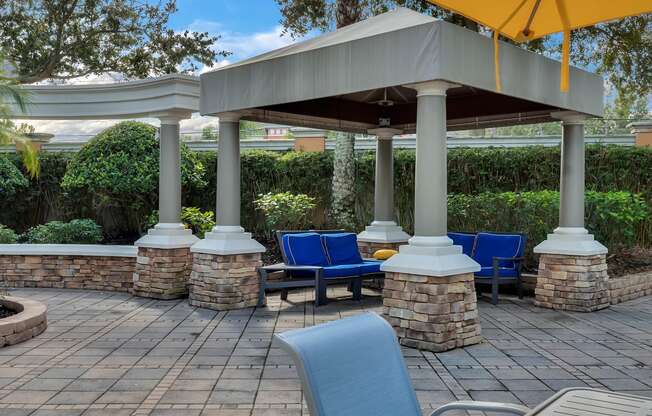 Grandewood Pointe Apartments outdoor seating