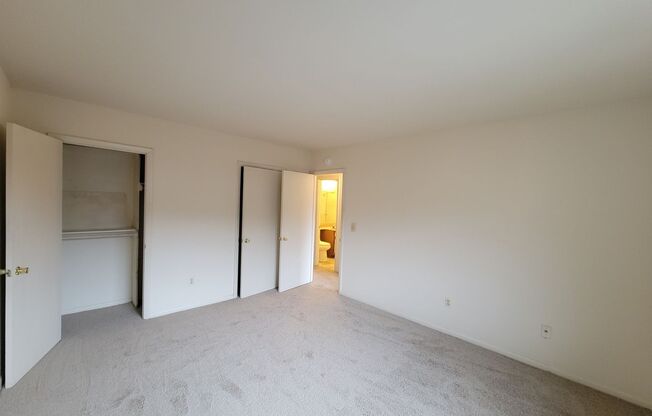 2 beds, 1 bath, $1,895, Unit (#302)