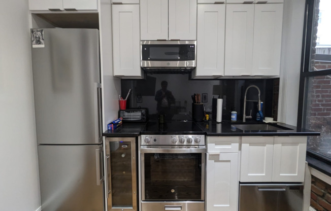 2 beds, 1 bath, $6,000, Unit 16