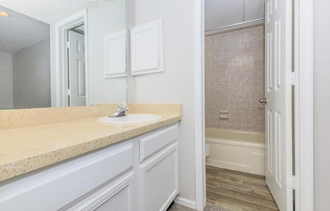 2 beds, 2 baths, 933 sqft, $925