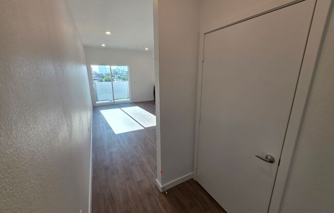 Studio, 1 bath, 327 sqft, $1,805, Unit 403