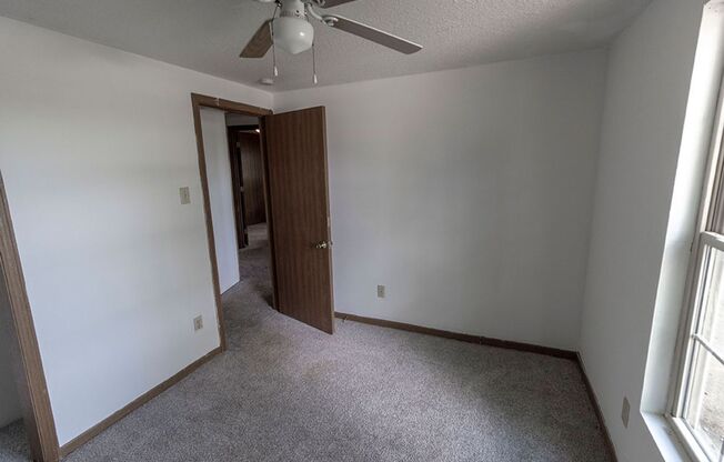 3 beds, 1 bath, $1,295, Unit B