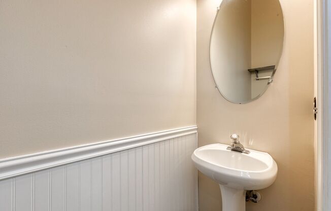 This beautiful 3bd 2.5bth townhome offers waterviews in the sought after community of Stoney Beach.
