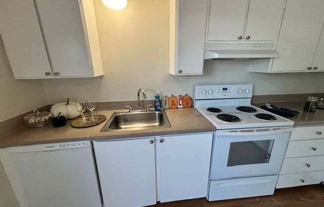 2 beds, 1 bath, $1,650, Unit 64