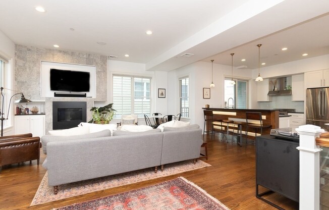 585 E 7 ST