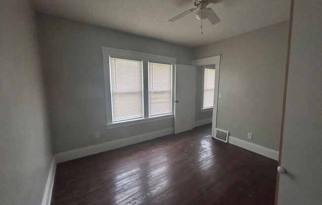 2 beds, 1 bath, 700 sqft, $1,050, Unit Unit 2