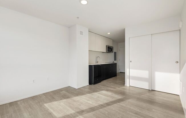 Studio, 1 bath, 280 sqft, $1,195, Unit 515