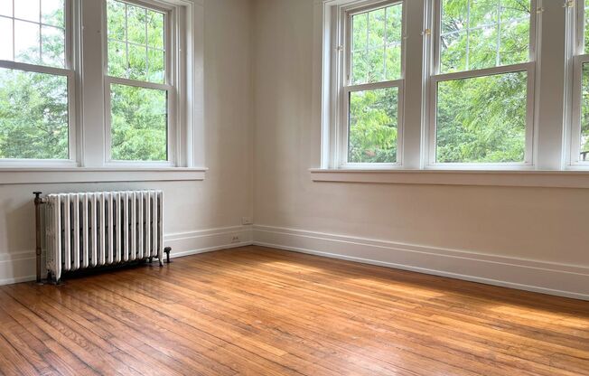 2 beds, 1 bath, $1,300, Unit 1A