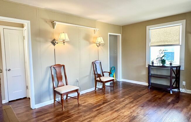 4 Bed + 2 Bath - Screened in Porch! Pets Welcome! Parking!