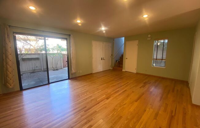 Very Spacious 2 Bedroom 2.5 Bath Townhouse- 1400sqft of living space. Near Fremont Bart & Central Park