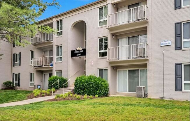 Apartment building with balconies and a sign that reads "1000 block of 3rd St.".