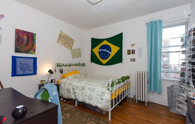 2 beds, 1 bath, $3,000, Unit Unit #32