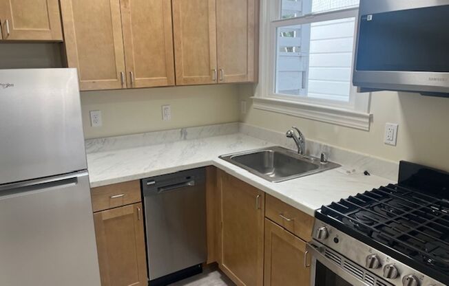 Newly Remodeled Studio in Alamo Square. All New Appliances**Hardwood**Laundry**Lease Pending**