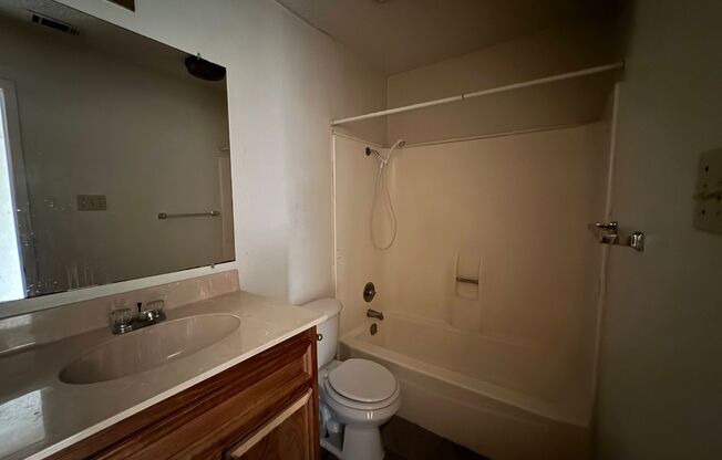 1 bed, 1 bath, $570, Unit Unit B