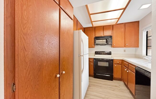 Charming 2BD/2BA Condo in La Jolla Village W/ A/C, Washer/Dryer, & Pool/Spa!