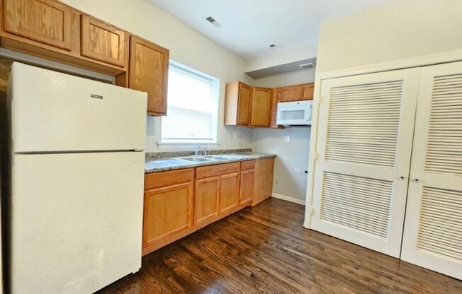 2 beds, 1 bath, $1,550, Unit 1611 #3E