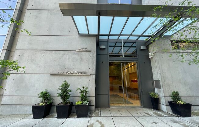 Prime Location in the Heart of the Pearl in Portland!! Washer/ Dryer Included and Secured Garage Parking!!!