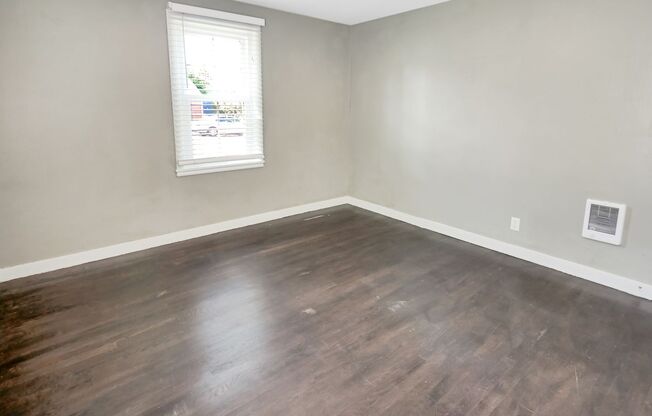 2 Beds and 1 Bath Charming Single-Family Home is Available for Rent!