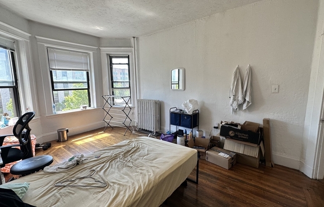2 beds, 1 bath, $3,200, Unit 12
