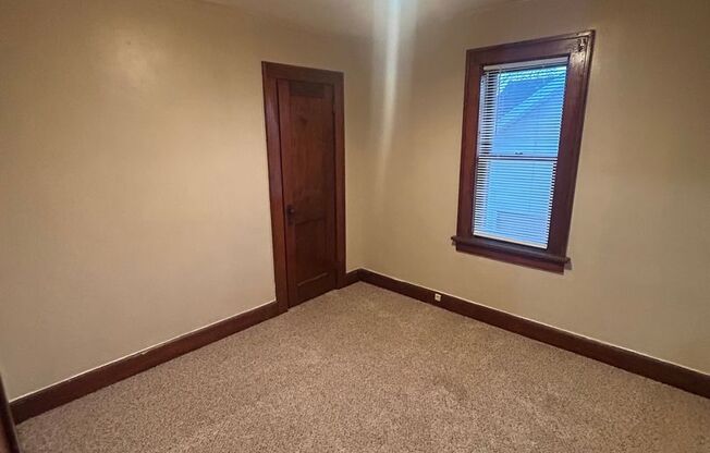 2 beds, 1 bath, 728 sqft, $650, Unit 1/2