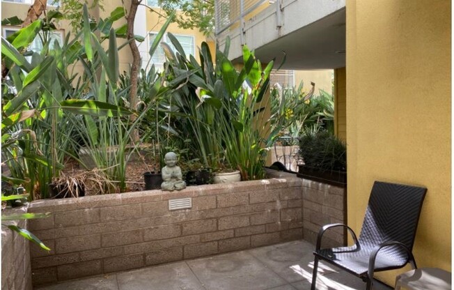 2 beds, 2 baths, 1,050 sqft, $3,100