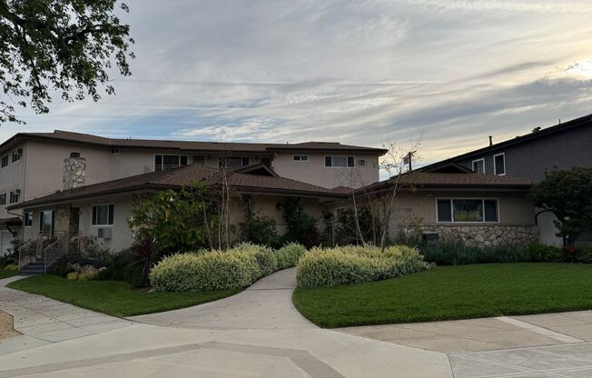 2601 N Glenoaks/2323 N Lamer