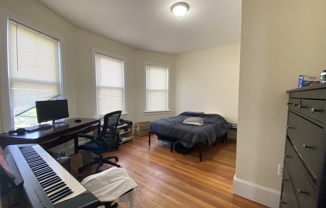 3 beds, 1 bath, $4,800, Unit 2