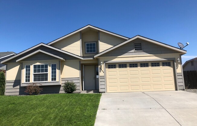 Beautiful 3 bedroom 2 bath in Kennewick off Steptoe St!