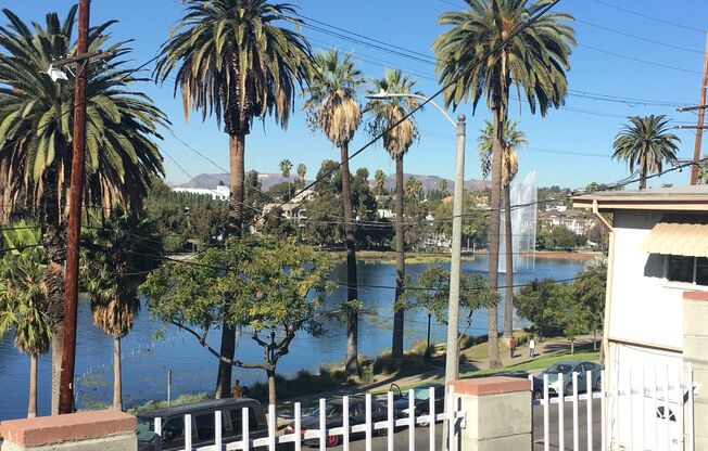 1920s 2 Bedroom House With Porch And Views On Echo Park Lake!
